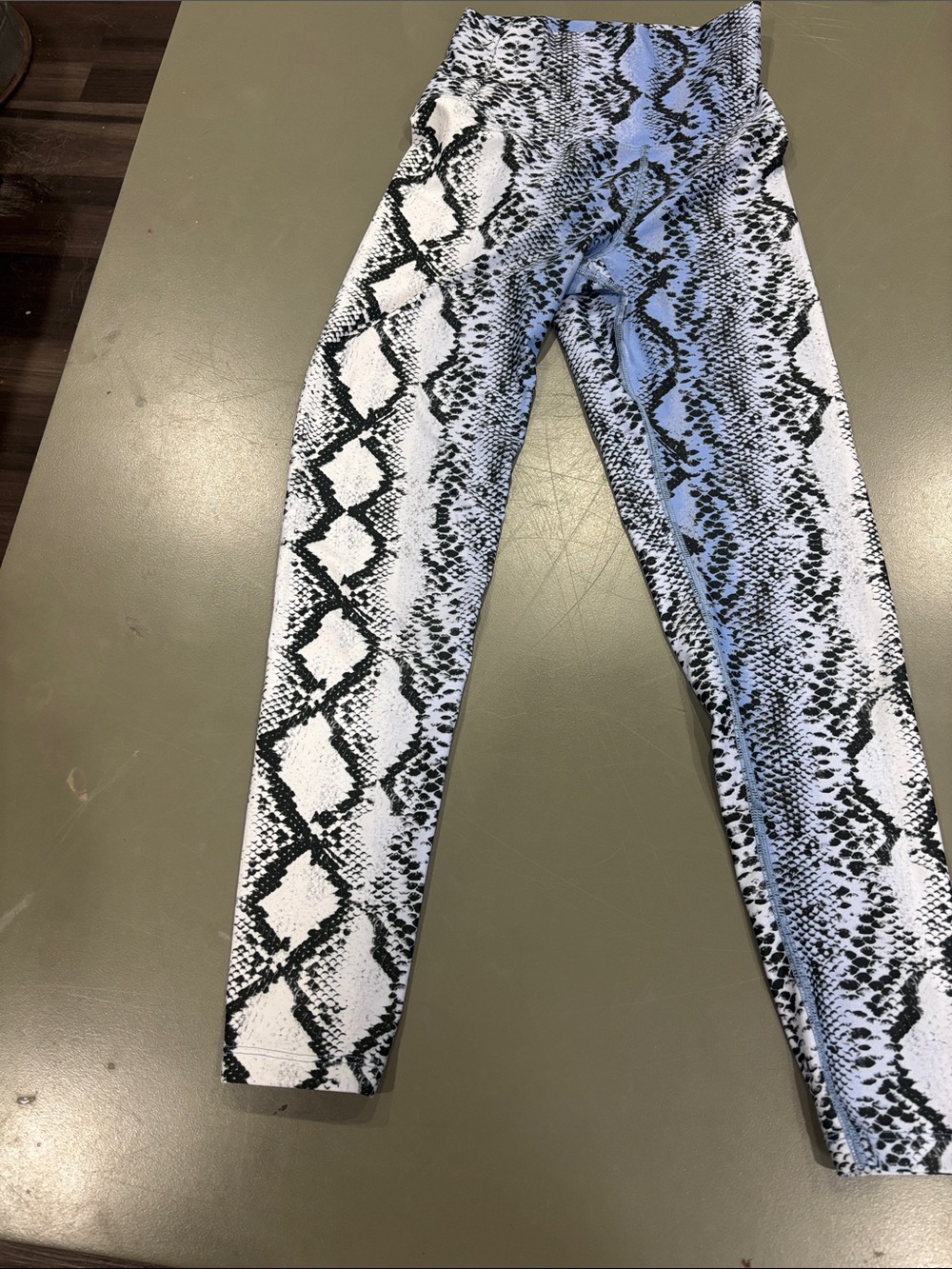 Beach Riot High-Waist Snake Print Women's elastic pants - Black & White &Indigo